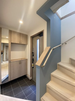 玄関から入るとすぐリビングに入ることができ、階段を昇ればそれぞれのプライベートルームへ。2階に上がるアプローチは落ち着いたアクセントクロスで華やかな内装になっております・