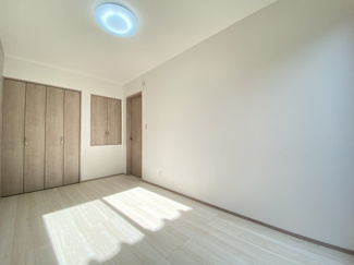 約5.8帖の洋室です。壁面には収納をたっぷりとご用意いたしました!
