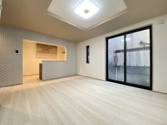 家族が毎日集まるLDKは約17帖ございます。明るい床材にキッチンのアクセントクロスがめりはりのある空間に。毎日暮らす場所だからこそ心地よさにこだわりました。