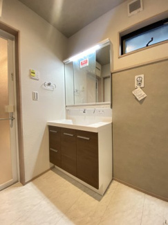 家族みんなが使いやすい、清潔感あふれる洗面台。暮らしを美しく整える、機能的で上質な洗面スペースです。