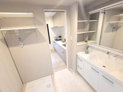 敷地内にしっかりとした駐車スペースが用意されております。屋内外に複数台の車両が駐車可能です。ターンテーブル付きで車の出し入れも便利です。駐車場へのアクセスもスムーズに行えます。