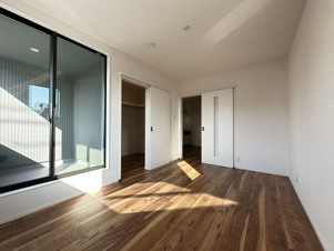 Good Habit【洋室】明るい日差しが入り、心地よいです。