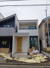 足立区関原２丁目の新築一戸建【外観】もうすぐ完成です。