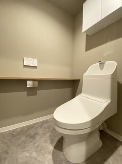 明るく清潔感のあるトイレです。壁面上部に清掃用具等を収納できるスペースもございます。お手入れのしやすい設計で、家族みんなが安心して使えます。