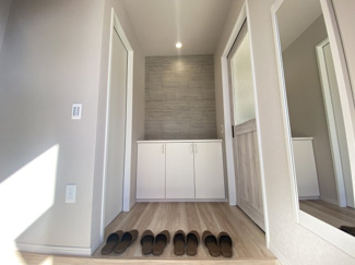 お家の顔である玄関は明るさもたっぷり！収納力も豊富な玄関収納付きです。玄関横にはベビーカーやキャンプ用品も収納できるSICがございます。