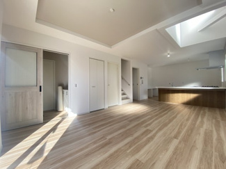 広々とした対面オープンキッチンからは、家事をしながら家族を見守ることができます。