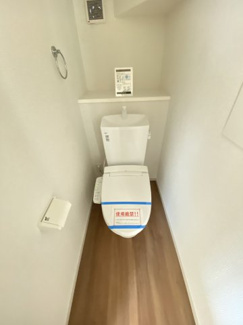 いつでも気持ちよく使える、ホワイトでまとめた清潔感のあるトイレです。