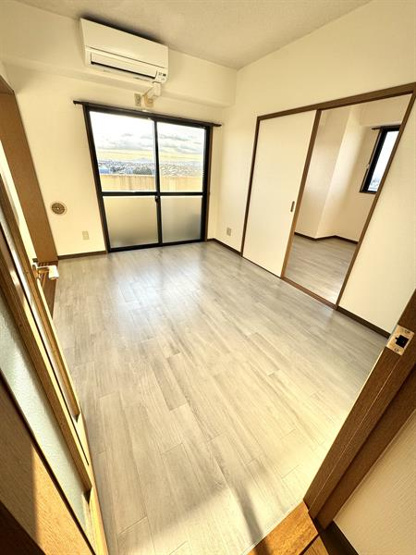 一番奥の部屋は奥行きのある収納付きです
