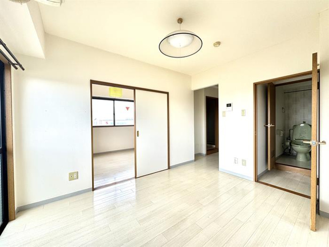 中央の部屋からはキッチンもトイレも各洋室へもアクセス可能