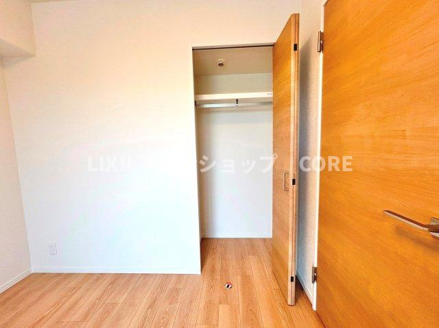 南林間ハイライズ【収納】普段着やスーツはもちろんのこと、コート類などもしっかり掛けられます。