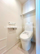 南林間ハイライズ【トイレ】見た目もスッキリとしたデザインのトイレには温水洗浄暖房便座付き。