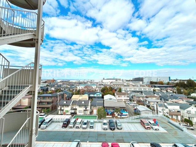 南林間ハイライズ【展望】気持ちのいい空が見渡せる広いバルコニー。陽当たりも良く洗濯物やお布団もカラッと乾きそう。