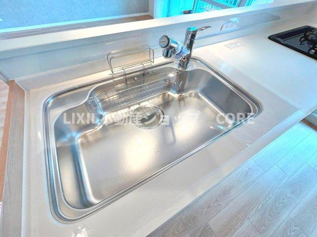 南林間ハイライズ【設備】クリアな水が毎日使え、見た目にもスマートな浄水器一体型。人気の商品です。