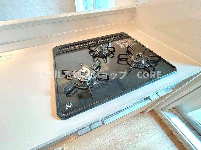 南林間ハイライズ【設備】三口コンロで、お料理の効率もアップ！使い勝手の良さを考えました。お洒落なシステムキッチンです。