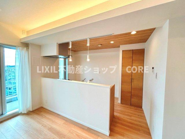 南林間ハイライズ【キッチン】光溢れる安らぎの空間。キッチンとも一体感も演出しご家族との会話も弾みます。