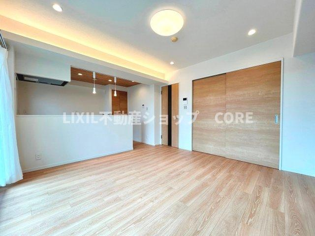 南林間ハイライズ【居間・リビング】上質な時間を育む暮らしのメインステージ。寛ぎとコミュニケーションを育む居心地のよい場所。