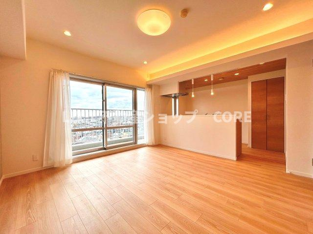 南林間ハイライズ【居間・リビング】ＬＤＫのメインとなる大きな窓。大きめの開口部から暖かい日差しが長い時間射し込みます。