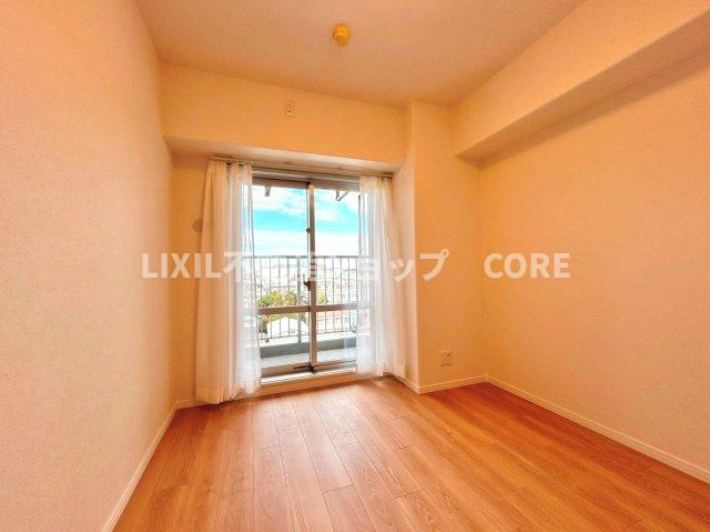 南林間ハイライズ【洋室】バルコニーに面した大きな窓は、お陽さまの光とさわやかな風をたっぷりとりこめます。