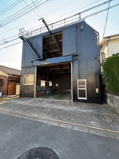 天井クレーン付きで重量物の荷役がスムーズに！少人数で効率的な作業が可能となり、生産性アップに♪製造・機械設備など幅広い業種に対応できる倉庫です。