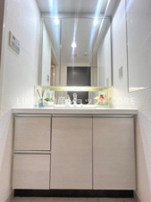 エクセレントスクエア相模大野【独立洗面台】３面鏡で髪のセットやお化粧もストレスなくこなせ、朝から気分良く通勤通学に向かえそうですね！