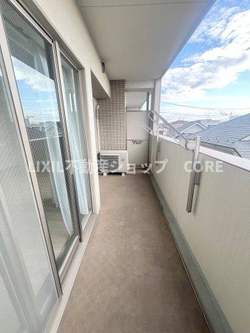 エクセレントスクエア相模大野【展望】気持ちのいい空が見渡せる広いバルコニー。陽当たりも良く洗濯物やお布団もカラッと乾きそう。