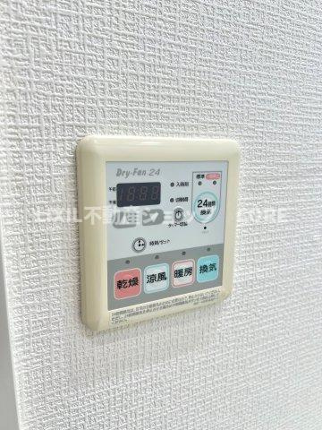 エクセレントスクエア相模大野【設備】雨の日や湿気の多い梅雨時期など、洗濯物が乾き難い時期に重宝する浴室換気乾燥機。