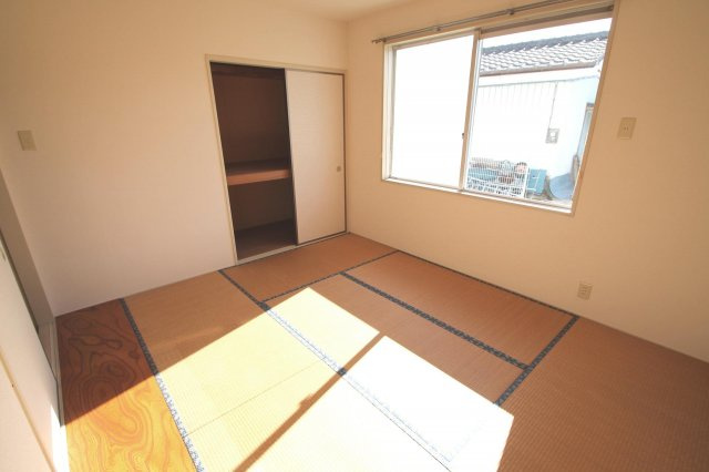 2部屋共に押入れあります。