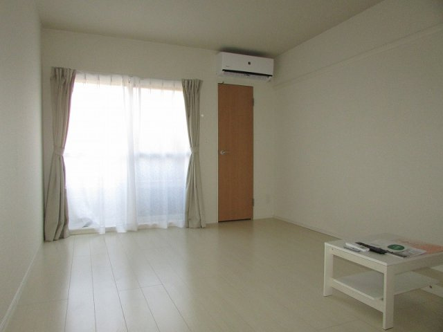 クレイノＫＡＧＵＲＡＭＡＣＨＩⅡ【居間・リビング】