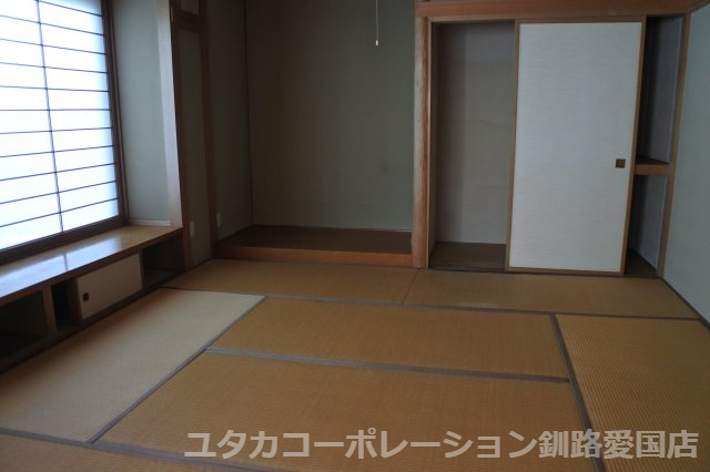 緑ケ岡4丁目32-327，329売家【和室】この2階和室の奥に納戸が続いています。