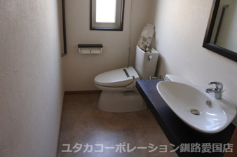 緑ケ岡4丁目32-327，329売家【トイレ】２階にもトイレがあるので、朝の忙しい時間もトイレ順番は大丈夫
