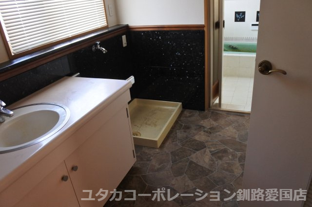 緑ケ岡4丁目32-327，329売家【玄関】玄関ホールもゆとりの空間です！飾り棚を綺麗に飾るのも素敵です