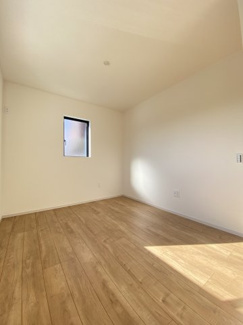 約5.2帖の洋室です。
子ども部屋や書斎など多目的に使えるちょうどいい広さ。
暮らしのスタイルに合わせて柔軟にご利用いただけます。
