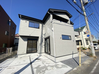 モダンでありながら温かみのある雰囲気を感じる外観です。
日当たりも良く、心地よい自然光に包まれて家族みんなが笑顔になる住まいです。