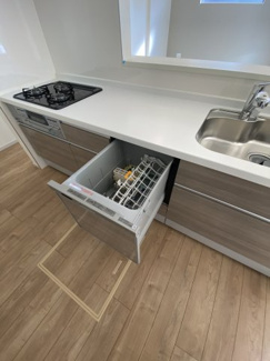 ビルトインタイプの食器洗浄機が設置されており、日々の暮らしがより快適に♪
