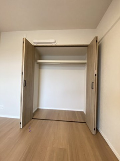 奥行きのスペースも大きなゆとりある収納もついております。日用品から季節用品まで、幅広く収納にご使用いただけます。