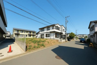 閑静な住宅街に位置し落ち着いた雰囲気が広がっています。周囲には戸建てが立ち並び日当たりも良好なエリアです。道路幅もしっかり確保されており車の通行にも余裕があります。青空が広がり開放感が感じられます。