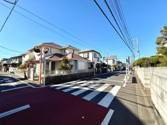 前面道路は広々としておりゆとりある雰囲気が感じられます。周囲の街並みが整っていて明るい印象のエリアです。道路沿いには歩道も確保されているため安心感があります。