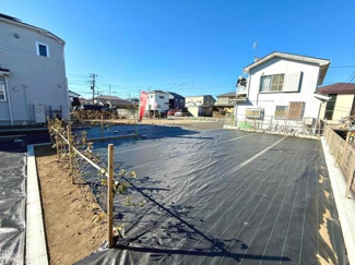 広々とした敷地でゆとりある家づくりが可能です。周囲に住宅が立ち並ぶ落ち着いた環境となっています。日当たりが良く開放感を感じられる立地です。前面道路も幅広く駐車スペースも確保しやすいです。