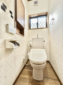 清潔感のあるトイレ空間。
窓付きで自然換気ができ、明るく快適にお使いいただけます。