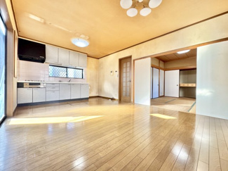 大きな窓から光が差し込む、明るく開放的なリビング。毎日の暮らしを心地よく彩ります。