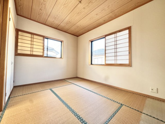 自然光が差し込む、心落ち着く和室。木目天井と障子が織りなす、やさしい和の空間でゆったりとした時間をお過ごしいただけます。