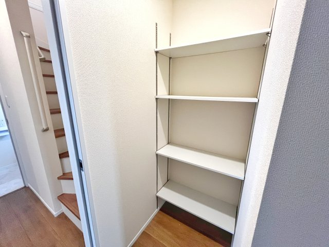 リーブルガーデン鹿児島市西伊敷１号棟【収納】洗面の隣も収納棚があります。