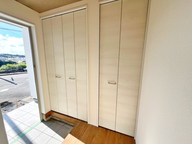 リーブルガーデン鹿児島市西伊敷１号棟【収納】玄関の大容量収納です。