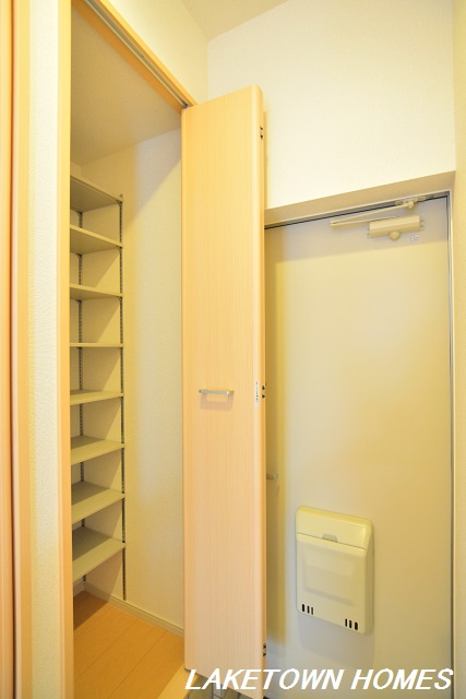 グレイスＩ【玄関】少し奥行きのある玄関収納です。