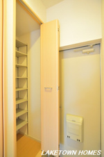 グレイスＩ【玄関】少し奥行きのある玄関収納です。