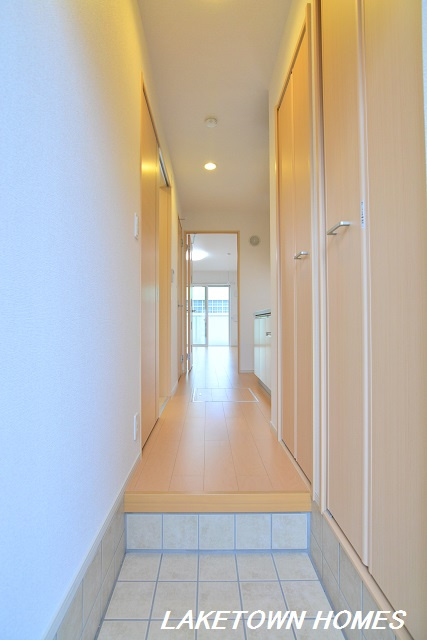 グレイスＩ【玄関】玄関ホールから廊下の様子です。