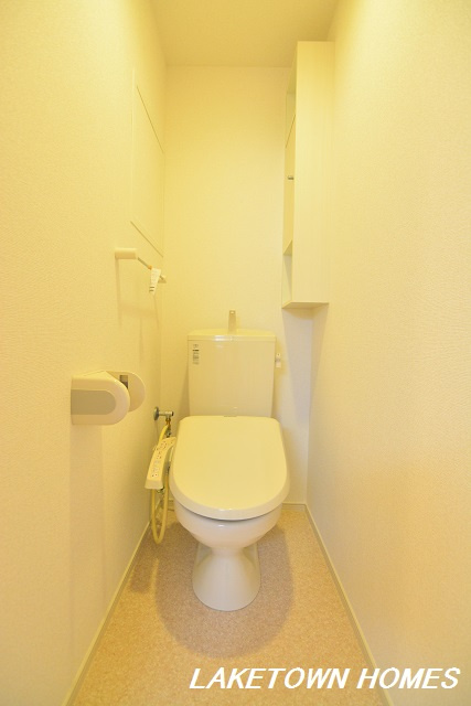 グレイスＩ【トイレ】扉付きの収納がある温水洗浄暖房便座付のトイレです。