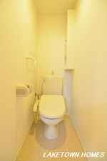 グレイスＩ【トイレ】扉付きの収納がある温水洗浄暖房便座付のトイレです。