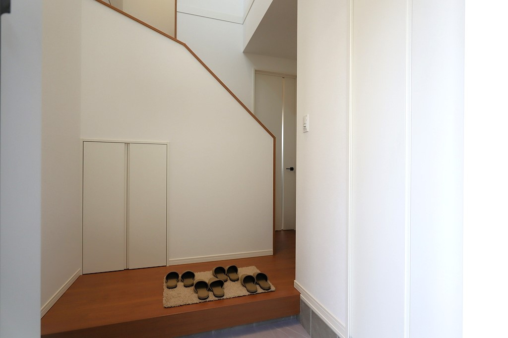 グラッド・エージェント長尾元町【玄関】収納もある玄関です
