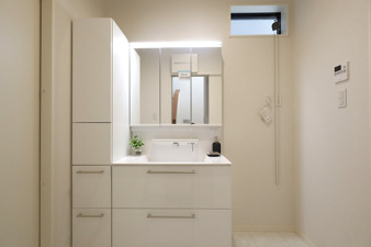 グラッド・エージェント長尾元町【独立洗面台】朝の支度にも助かる、独立の洗髪洗面化粧台